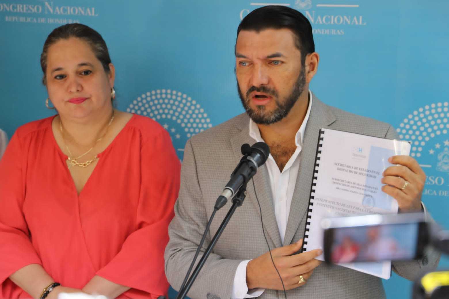 Vicepresidente Rasel Tomé recibe propuesta de creación del Instituto Nacional de Medicina Legal y Ciencia Forense de Honduras